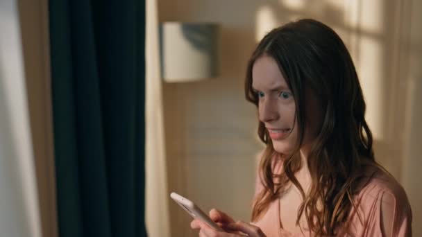 Primer Plano Chica Mensajes Texto Teléfono Móvil Casa Mujer Excitada — Vídeos de Stock