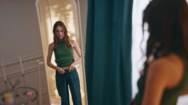 Kvinnlig Reflektion Provar Gamla Jeans Hemma Kvällen Olycklig Ledsen Flicka — Stockvideo