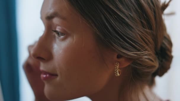 Closeup Mujer Que Aplica Rímel Reflexión Del Espejo Chica Sonriente — Vídeo de stock