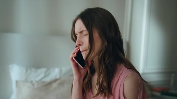 근접에서 전화에 불행한 소녀는 집에서 스마트 말하는 전화에 소식을 스트레스 — 비디오
