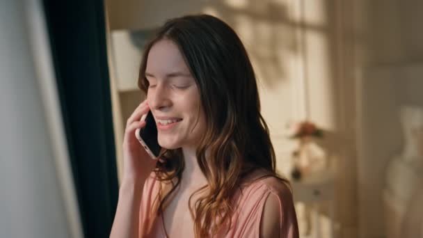 Femme Souriante Parlant Téléphone Portable Maison Gros Plan Fille Détendue — Video