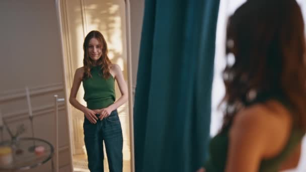 Menina Feliz Tentando Calças Soltas Reflexo Espelho Realização Sucesso Dieta — Vídeo de Stock