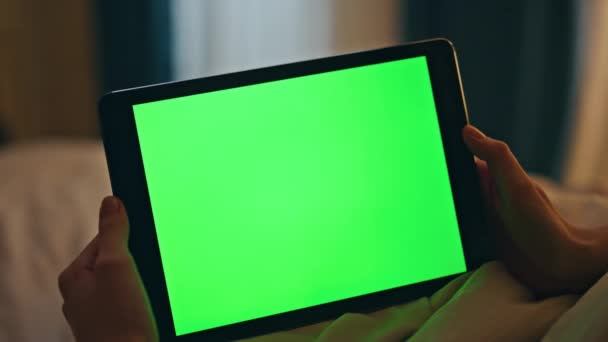 Closeup Tablet Tela Verde Casa Mãos Noite Pessoa Assistir Cromakey — Vídeo de Stock