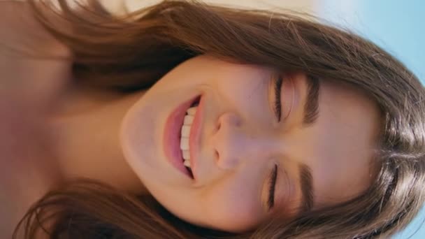 Señorita Soleada Sonriendo Retrato Vertical Del Prado Mujer Soñadora Mira — Vídeo de stock