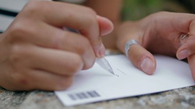 Kaya fotoğrafına el yazısı kartpostalı yaz. Genç öğrenci yaz tatilinde ev arkadaşlarına selam söylüyor. Tanımlanamayan kadın gezgin boş kart imzalıyor. Turistik anılar nostalji konsepti