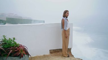 Turist deniz uçurumu manzarasını seyrediyor. Yalnız gezgin yaz gezisinde şehri keşfediyor. Düşünen bir kız, baharda deniz kenarında gezerken, hayatı en tepede düşünüyor. Huzurlu kadın nefes kesici doğa manzarasına hayran..