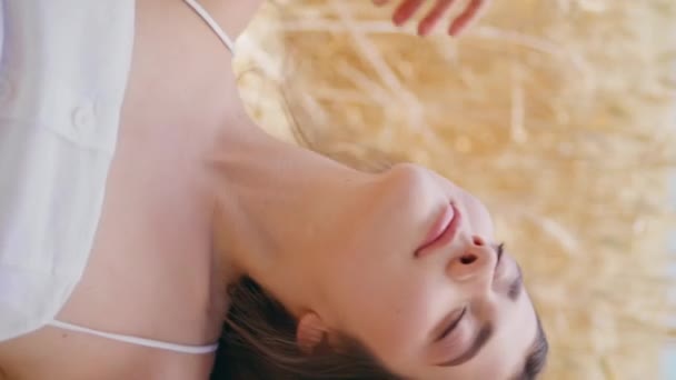 Ontspannen Model Aanraken Van Haar Leggen Rogge Natuur Closeup Verticaal — Stockvideo