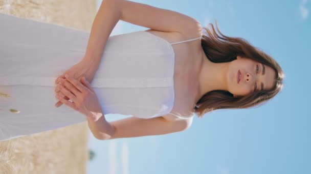 Piękny Model Słoneczny Portret Wsi Charakter Pionowe Pewna Siebie Dziewczyna — Wideo stockowe