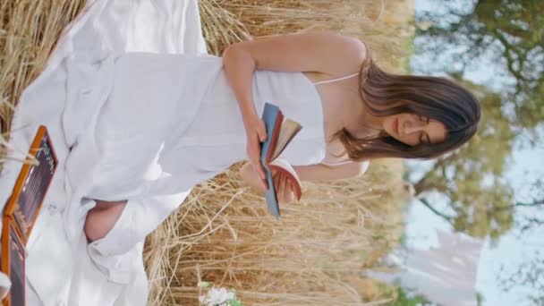 Piknik Modell Riffling Oldalak Nyári Mező Függőleges Nyugodt Lány Kényelmes — Stock videók