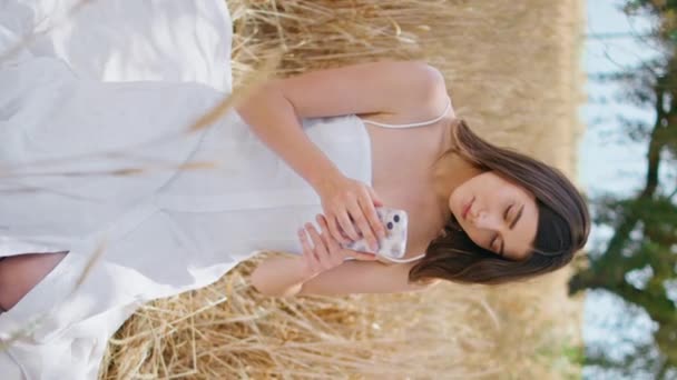 Picnic Model Pomocí Smartphonu Letním Poli Vertikální Usmívající Uvolněná Dívka — Stock video