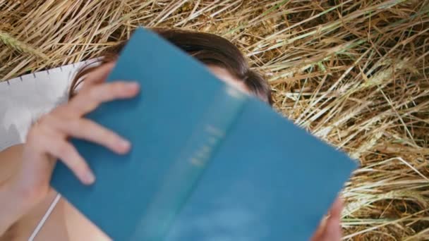 Kadını Samanlıkta Kitap Okurken Dikey Olarak Yakına Yatırmak Dinlenmiş Esmer — Stok video