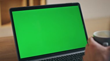 Yeşil ekranda elinde kahve fincanı olan bir iş adamı videosu arıyor. Çevrimiçi konferansta modern model bilgisayar oturma masası kullanarak konuşan tanınmayan bir adam. Öğretmen Webinar konuşuyor.