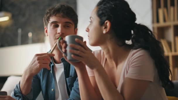 Házaspár Kommunikál Kanapén Hangulatos Családi Esti Közelségben Nyugodt Fiatal Házastársak — Stock videók