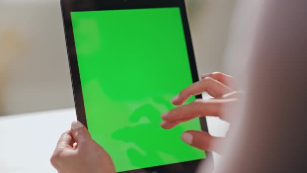 Kobieta Ręce Kradnąc Zielony Ekran Tablet Oglądając Social Media Domu — Wideo stockowe