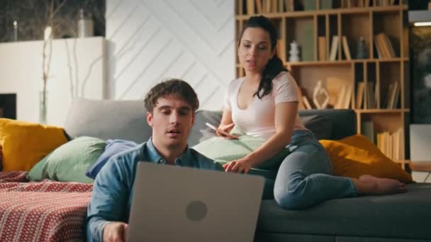 Família Olhando Laptop Sentado Sofá Sala Estar Noite Aconchegante Casal — Vídeo de Stock
