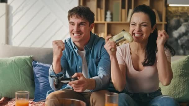 Rodina Video Hry Smíchem Dává Pět Doma Zblízka Pár Šťastných — Stock video