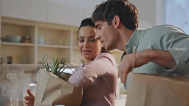 Eşler Daire Mutfağında Kağıt Paketlerinden Ürünleri Alıyorlar Mutlu Aile Çiftleri — Stok video
