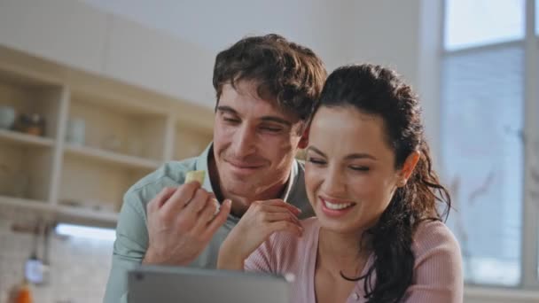 Χαρούμενες Σύζυγοι Γελάνε Βίντεο Που Καλούν Στο Κοντινό Σπίτι Χαρούμενο — Αρχείο Βίντεο