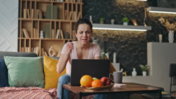 Zdenerwowana Bizneswoman Zamykająca Laptopa Rozczarowana Porażką Projektu Siedząc Kanapie Salonie — Wideo stockowe
