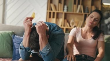 Hayal kırıklığına uğrayan spor taraftarları, evlerinde maç kaybettikleri için umutsuzluğa kapıldılar. Memnun olmayan genç eşler televizyon koltuğunu kapatır. Spor başarısızlığına duygusal tepki gösteren üzgün aile.