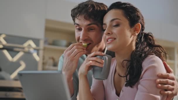 Breaknasting Ζευγάρι Καλώντας Απευθείας Σύνδεση Χρησιμοποιώντας Σύγχρονο Tablet Στην Κουζίνα — Αρχείο Βίντεο