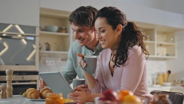 Romantische Paare Shoppen Online Beim Familienfrühstück Aus Nächster Nähe Glücklich — Stockvideo