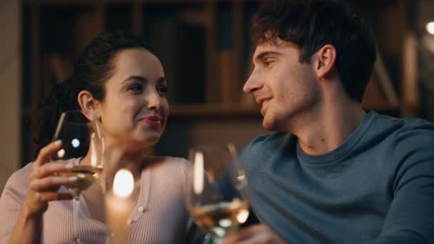 Amantes Tiernos Disfrutan Del Vino Casa Tarde Por Noche Cerca — Vídeo de stock