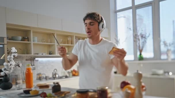 Guy Cozinhar Refeição Fones Ouvido Dança Engraçada Cozinha Perto Homem — Vídeo de Stock