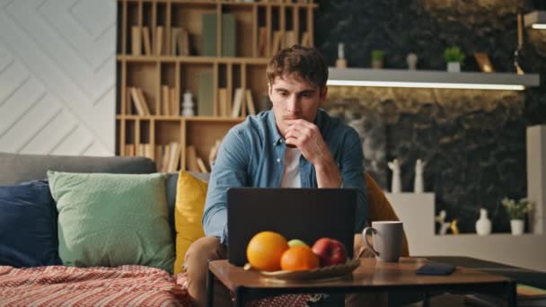 Homem Ansioso Olhando Para Laptop Beber Café Casa Tarde Noite — Vídeo de Stock