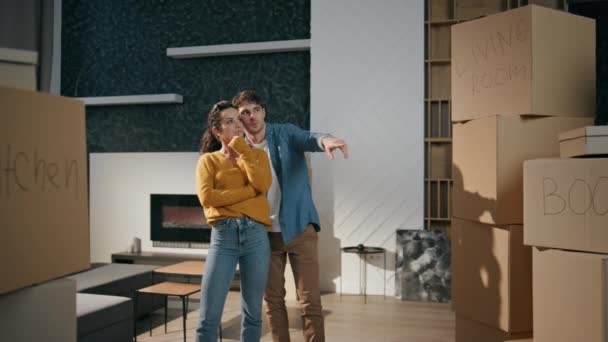 Σύζυγοι Στέκεται Νέο Σαλόνι Αγόρασε Σπίτι Συζητώντας Μέλλον Εσωτερικό Μαζί — Αρχείο Βίντεο