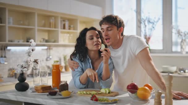 Ragazza Sorridente Che Mangiare Fidanzato Con Fetta Mela Nella Cucina — Video Stock