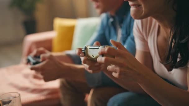 Manos Video Jugadores Sosteniendo Consolas Disfrutando Juego Línea Casa Cerca — Vídeo de stock