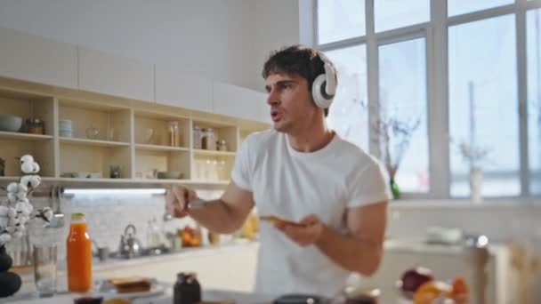 Kulaklıklı Adam Evde Sevdiği Şarkı Boyunca Yemek Hazırlıyor Komik Neşeli — Stok video