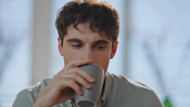 Στοχαστικός Τύπος Που Πίνει Καφέ Στο Διαμέρισμα Μόνος Του Από — Αρχείο Βίντεο