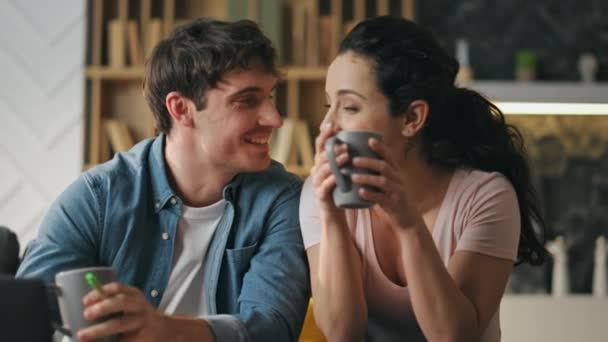 Rahat Eşler Rahat Oturma Odasında Oturup Sohbet Ediyorlar Kapatın Evde — Stok video