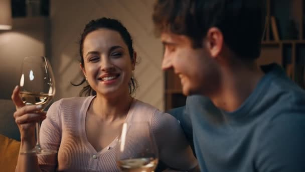 Романтичне Домашнє Побачення Усміхненої Любовної Пари Тримає Окуляри Вином Крупним — стокове відео