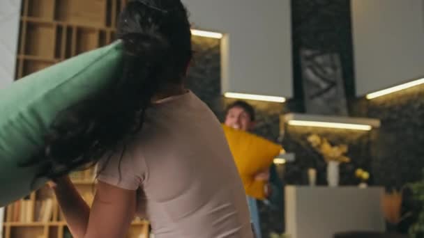 Verspielte Eheleute Kämpfen Gegen Kopfkissen Modernen Wohnzimmerinterieur Aus Nächster Nähe — Stockvideo