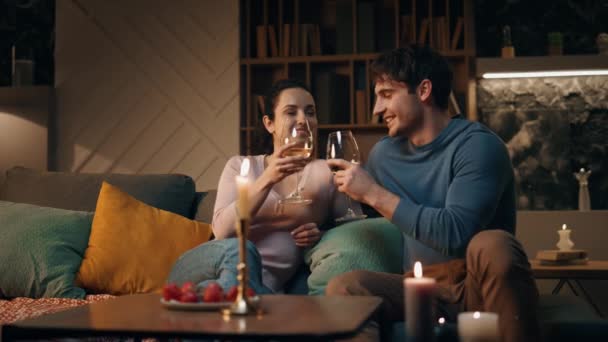 Romantyczna Para Brzęczących Kieliszków Wina Świętująca Rocznicę Domu Późnym Wieczorem — Wideo stockowe