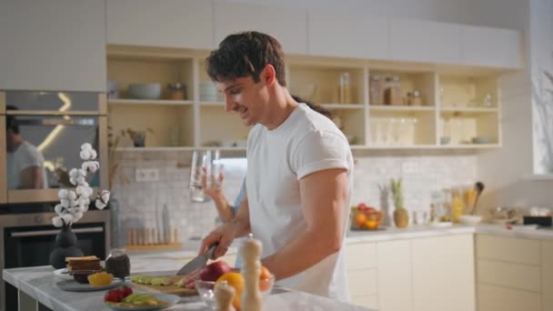 Ζευγάρι Απολαμβάνουν Οικογενειακό Πρωινό Μαγείρεμα Μαζί Ζεστή Κουζίνα Ευτυχισμένη Σύζυγος — Αρχείο Βίντεο