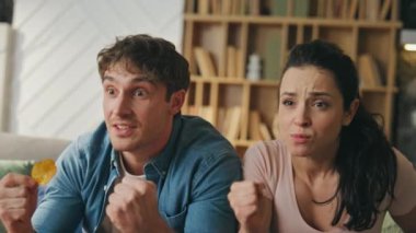 Aile ferahlayan spor zaferi koltukta oturarak favori takımı neşelendiriyor. Mutlu evli çift evde televizyon şampiyonluğunu kutluyor. Çiftler kucaklaşır, heyecan hisseder.