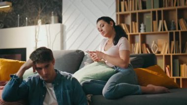 Haftasonu akşamları elinde aletlerle oturan iki koltuk kapatılıyor. Akıllı telefondan sosyal medyada sörf yapan rahat kız arkadaş dizüstü bilgisayarda çalışan erkek arkadaş kanepeye yaslanıyor. Tasasız aile eğlencesi konsepti.