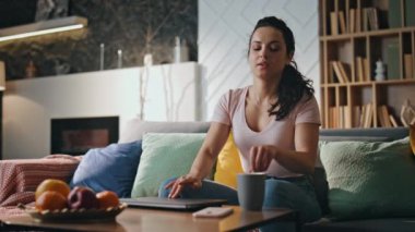 İş kadını evde oturup kahve fincanı alan işini bitirmiş. Rahat, serbest çalışan genç bir kız. Oturma odasının içini yazdıktan sonra bilgisayarı kapatıyor. Güzel bir kadın lezzetli içeceklerden hoşlanır..