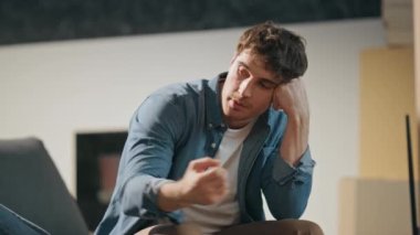 Adam genç karısıyla birlikte kanepede oturmaktan yoruldu. Yorgun evli çift akşam içlerini tartışıyorlar. Bitkin düşmüş genç aile, kira evinde taşınma planından bahsediyor..