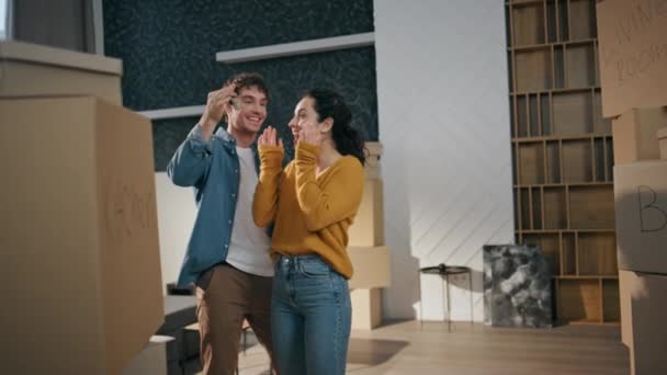 Paar Beim Einzug Neues Haus Umarmt Sich Zwischen Kartons Wohnzimmer — Stockvideo