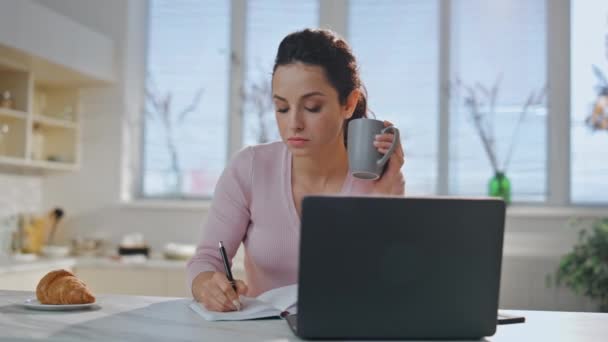 Empresária Confiante Trabalhando Remotamente Segurando Xícara Café Casa Perto Menina — Vídeo de Stock