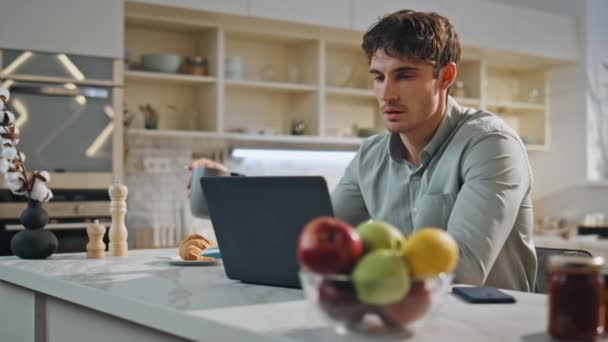 Dizüstü Bilgisayarda Çalışan Yakışıklı Serbest Çalışan Mutfak Masasına Yakın Oturan — Stok video