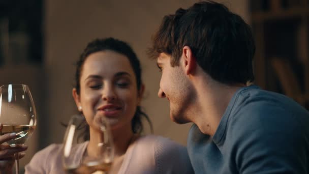 幸福的夫妻们深夜坐在家里喝酒时碰杯 笑着的年轻夫妇在舒适的公寓度过浪漫的夜晚 享受着愉快的对话 恋爱关系概念 — 图库视频影像