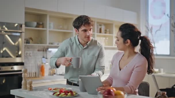 Házaspár Együtt Reggelizik Modern Konyhában Gyönyörű Feleség Aki Tableteket Mutat — Stock videók