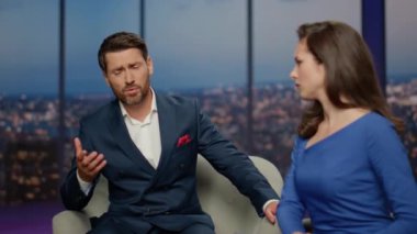 Hüsrana uğramış bir adam röportaj programında sempatik bir kadın sunucuyla konuşuyor. Hayat sorunlarından yakınan üzgün sakallı adam iş havada başarısız oluyor. Spiker, dinleme programını destekliyor.