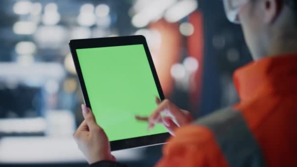 Okänd Ingenjör Rulla Grön Skärm Tablett Industriell Produktionsanläggning Närbild Uniformerad — Stockvideo